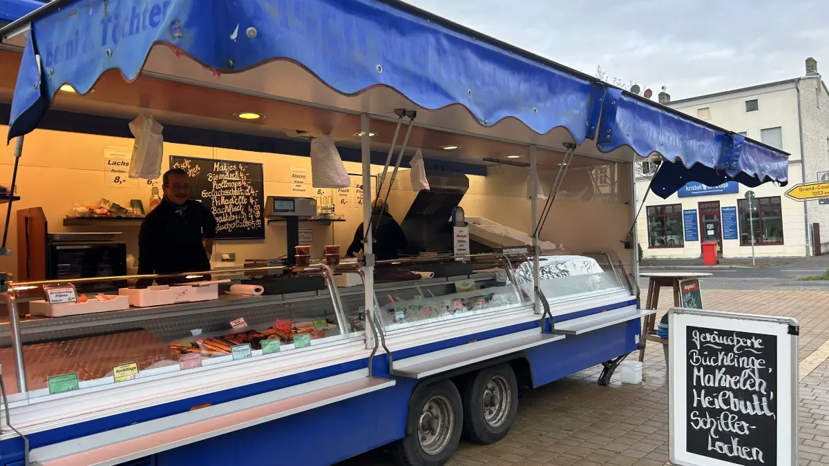 Auf dem Wochenmarkt in Velten gibt es einen neuen Fischstand, was er vor Weihnachten hat.