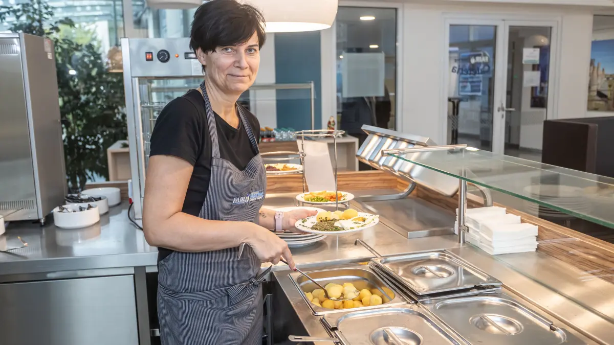 Monique Richter von Fair Catering steht jeden Mittag an der Verkaufstheke in der IHK Kantine in der Puschkinstraße
