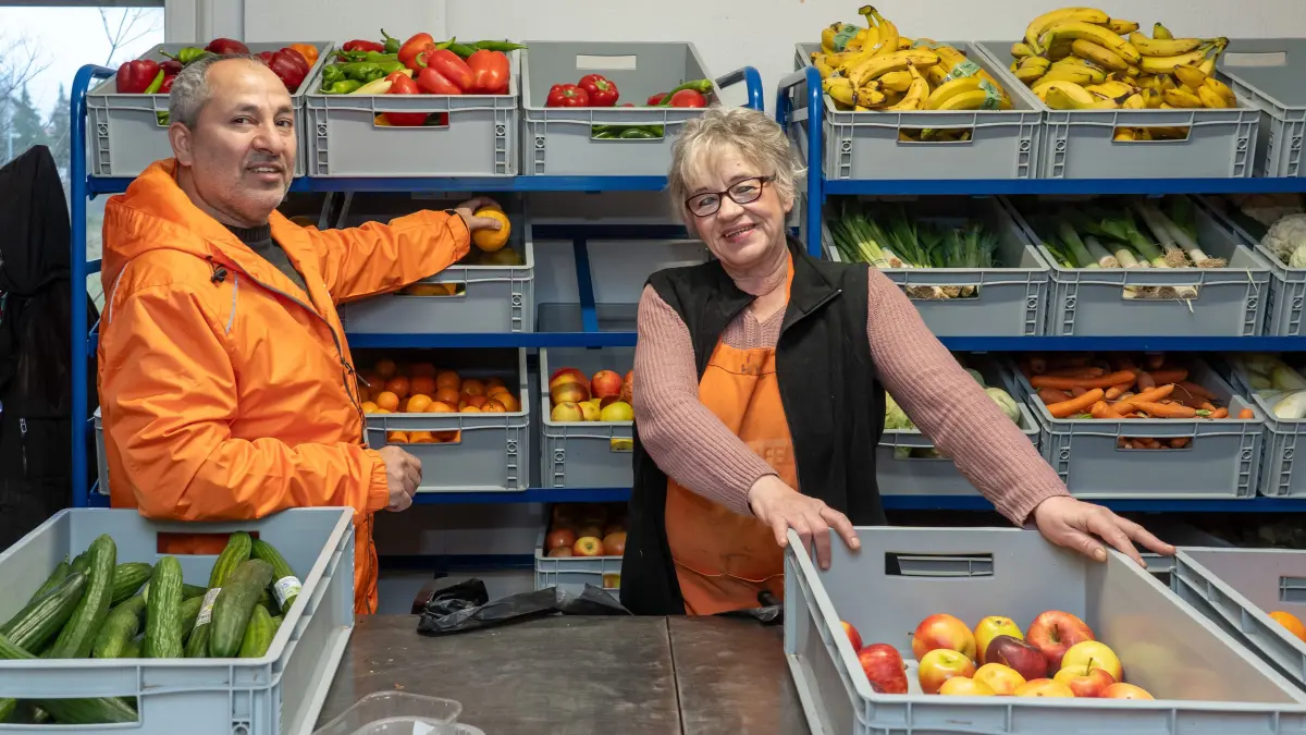Schwedter Tafel : Schwedt, 10.12.2025: Marwan Hussein und Kerstin Hauck sortieren Obst und Gemüse in die Regale. Die Schutzhütte betreibt zusammen mit der Schwedter Tafel in der Flemsdorfer Straße eine Anlaufstelle für Menschen in Not.