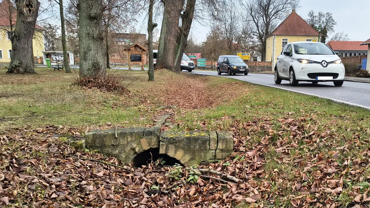 Unsichere Angelegenheit: eines der Durchlassbauwerke und die Entwässerungsmulde an der B167 in Hohenfinow. Ein Befahren ist nicht mehr empfehlenswert.