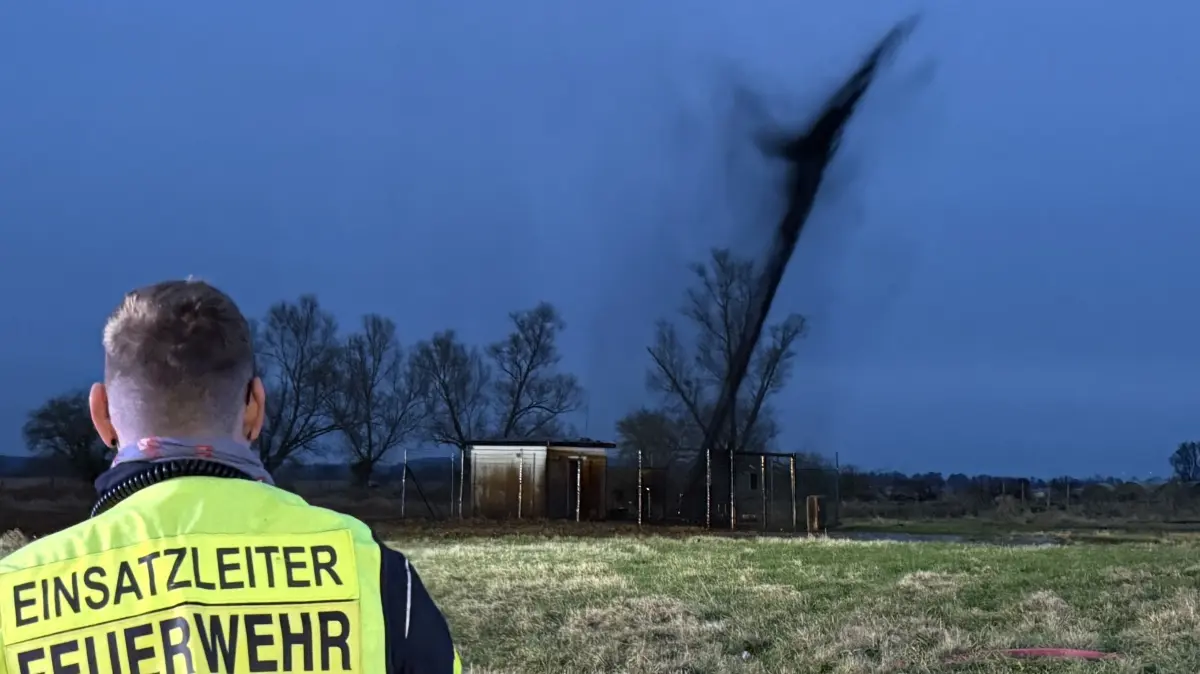 An einer Erdöl-Pipeline der PCK-Raffinerie in der Uckermark ist es zu einer Havarie gekommen. Das Erdöl schießt in einer Fontäne rund zehn bis zwölf Meter in die Höhe.