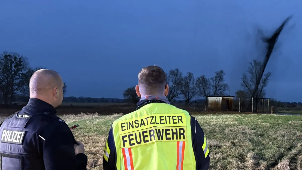An einer Erdöl-Pipeline der PCK-Raffinerie in der Uckermark ist es zu einer Havarie gekommen. Das Erdöl schießt in einer Fontäne rund zehn bis zwölf Meter in die Höhe.