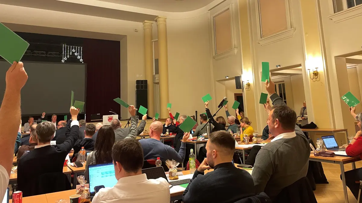 Abstimmung im Kreistag MOL: Die Mehrheit der Kreistagsmitglieder stimmte einem noch mal geänderten Beschlussentwurf zur Errichtung der Gesamtschule Hoppeharte auf dem KWO-Gelände zu.