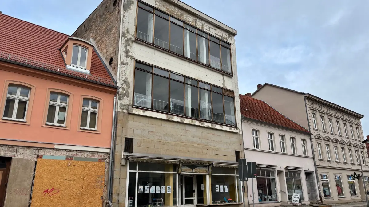 Das Kaufhaus Magnet in Neuruppin steht schon lange leer. Von knapp zwei Jahren hatte es Bauunternehmer Dennis Wisbar (DWB Holding) gekauft. Was passiert jetzt mit der Immobilie in der Karl-Marx-Straße?