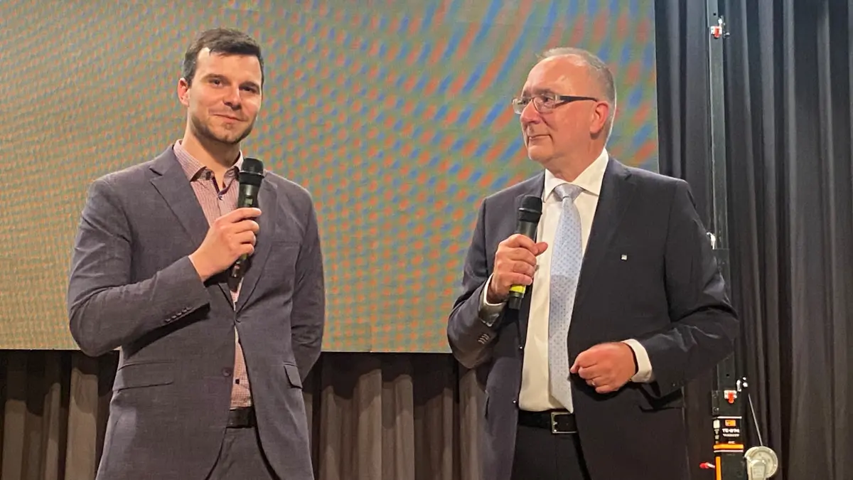 Abschied auf großer Bühne: Hans Peter Thierfeld (r.) legt die Geschicke in die Hände von Jonas Heymann. Zwei Dinge gibt der langjährige Geschäftsführer seinem Nachfolge mit auf den Weg.