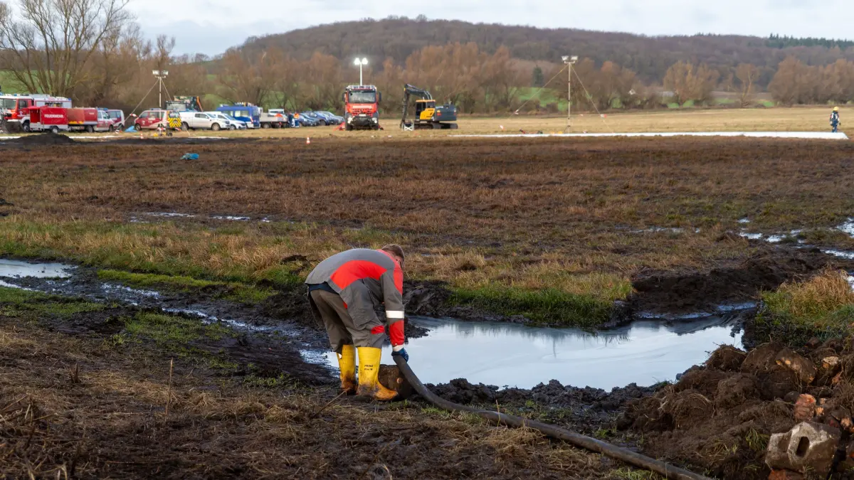 Havarie bei Schwedt: Bei Arbeiten an einer Erdöl-Pipeline aus Rostock, die zur PCK-Erdölraffinerie in Schwedt gehört, war es am Mittwochnachmitag zur Havarie gekommen. Am nächsten Morgen iszt das Leck an der Schieberstation geschlossen, Aufräumarbeiten laufen auf dem Feld in Gramzow, wo in der Nacht mehrere Hunderttausend Liter Erdöl iaus dem havarierten Schieber schoss.
Eine Spezialfirma saugt bei der Havarie ausgetretenes Röhöl auf.