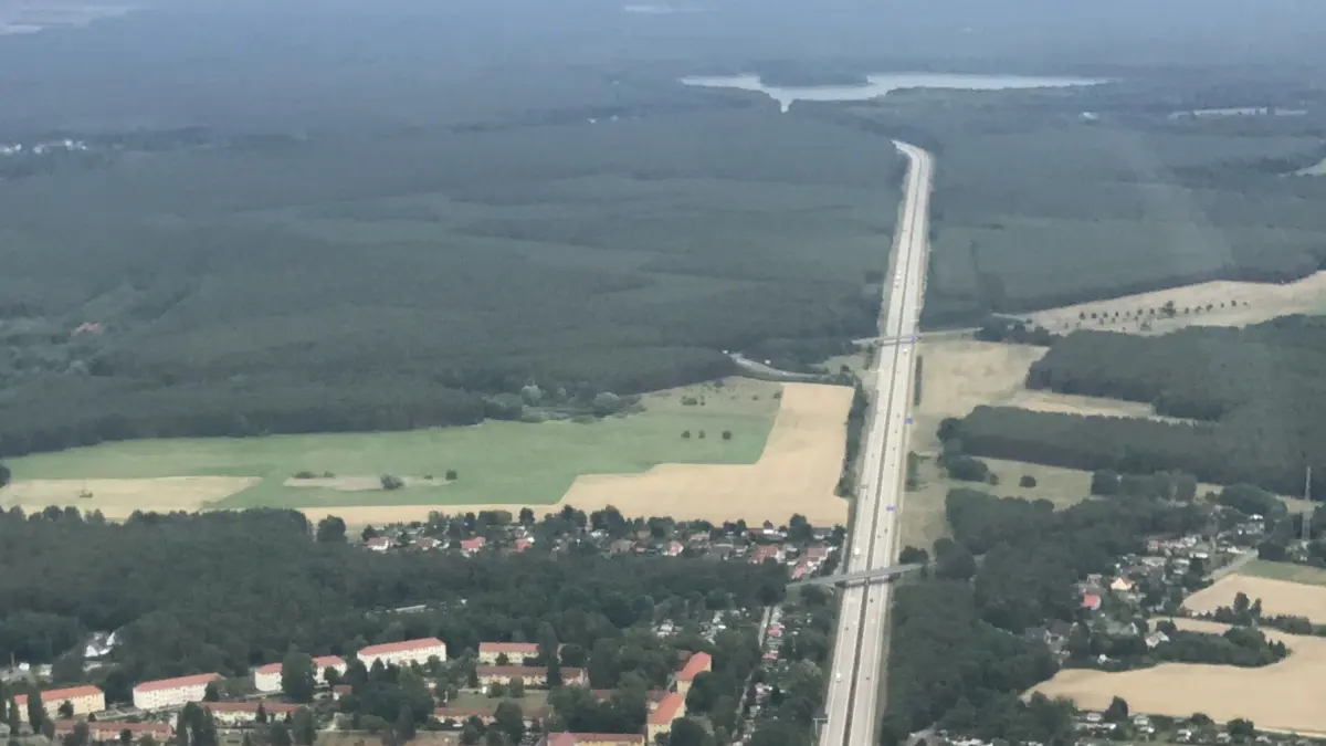 Blick aus dem Helikopter auf die A 12 bei Fürstenwalde in Richtung Osten: An der Abfahrt Fürstenwalde-Ost soll eine große Fläche als möglicher Gewerbestandort ausgewiesen werden.