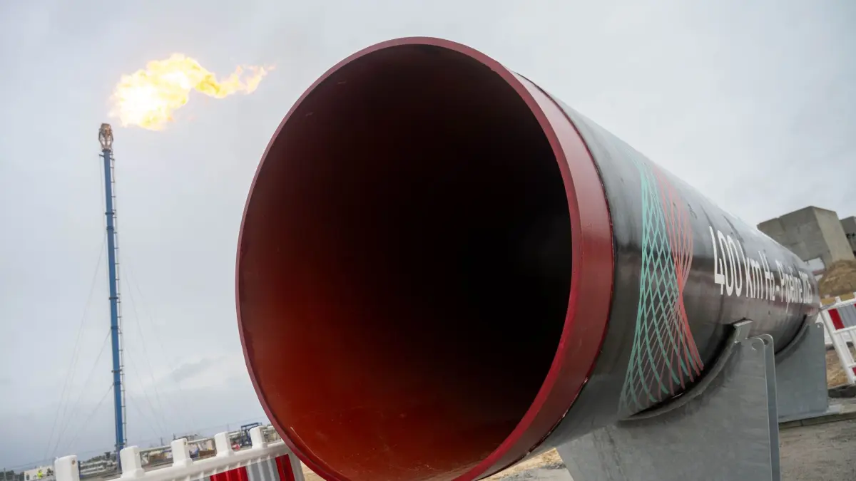 Abschluss der Befüllung der ersten Wasserstoff-Pipeline: 11.12.2025, Mecklenburg-Vorpommern, Lubmin: Ein Gemisch aus Erdgas und Wasserstoff brennt ab beim Abschluss der Befüllung der ersten Wasserstoff-Pipeline. Der Leitungsbetreiber Gascade nutzt dafür einen Leitungsstrang der ehemalige Opal-Leitung. Die Pipeline soll künftig „Hyos" heißen. Foto: Stefan Sauer/dpa +++ dpa-Bildfunk +++