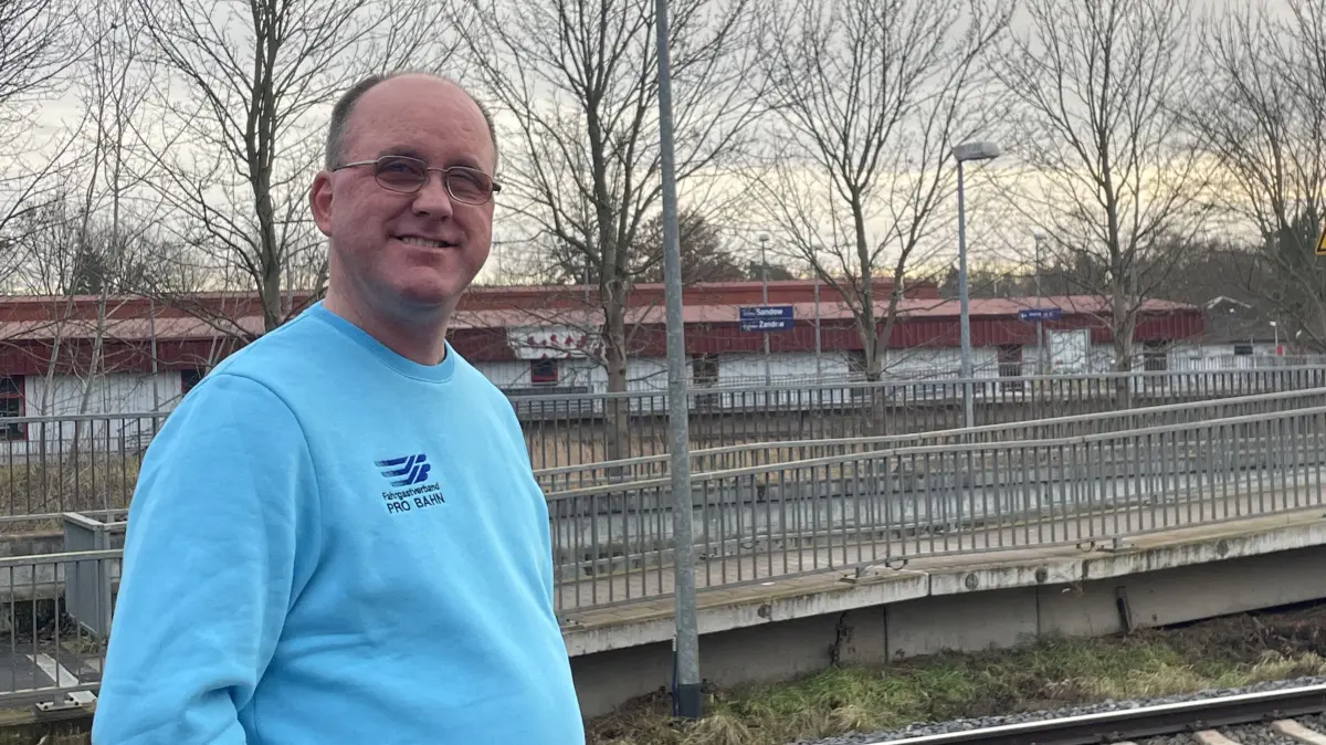 Thomas Schirmer setzt sich als Sprecher des Fahrgastverbands Pro Bahn für die Interessen der Berufspendler und anderer Fahrgäste ein. Aufnahme vom 11.12.2025.