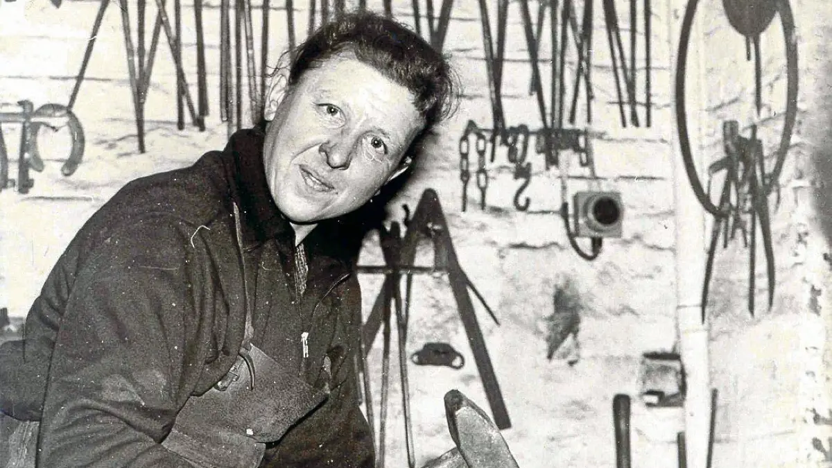 (ohne Überschrift): Umweltaktivistin Umweltschützerin Barbara Zürner in der Schmiede in Velten, Foto zur Verfügung gestellt von Klaus H. Zürner