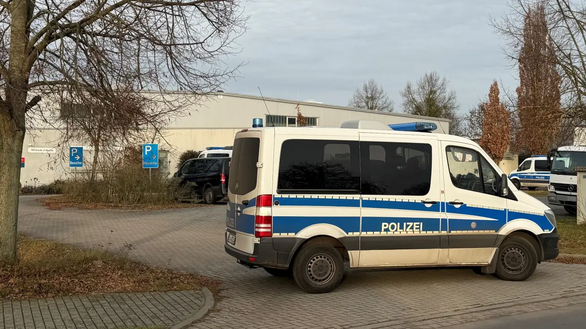 Ein Polizeifahrzeug versperrt am Donnerstagnachmittag die Zufahrt zu einer ehemaligen Firma im Gewerbegebiet Müncheberg. Das wird aktuell von Ermittlern durchsucht. Und sie wurden fündig.