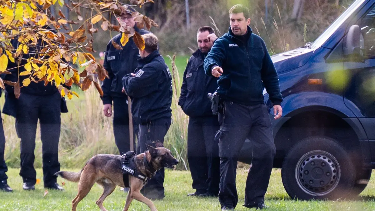 Ein Leichenspürhund durchsucht ein Grundstück. Im Fall der seit mehr als sechs Jahren vermissten Rebecca aus Berlin-Neukölln sucht die Polizei auf einem Grundstück in Brandenburg nach Beweismitteln wegen des Verdachts eines Tötungsdelikts. (zu dpa: «Sogar den Wassertank leergepumpt - Polizei sucht Rebecca»)