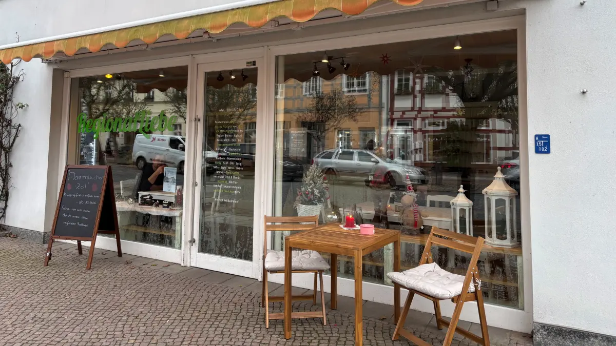Das Geschäft in der Rosenstraße 3 in Angermünde hat eine wechselvolle Geschichte. Über Jahrzehnte war hier die Ehm-Welk-Buchhandlung heimisch, dann der erste Regionalladen. Nach dessen Schließung gibt es einen Neuanfang. Die Regional-Liebe zieht ein.