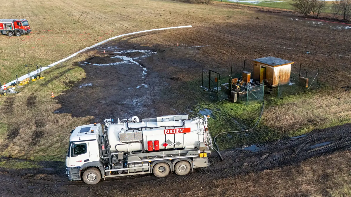 Havarie bei Schwedt: Bei Arbeiten an einer Erdöl-Pipeline aus Rostock, die zur PCK-Erdölraffinerie in Schwedt gehört, war es am Mittwochnachmitag zur Havarie gekommen. Am nächsten Morgen iszt das Leck an der Schieberstation geschlossen, Aufräumarbeiten laufen auf dem Feld in Gramzow, wo in der Nacht mehrere Hunderttausend Liter Erdöl iaus dem havarierten Schieber schoss.