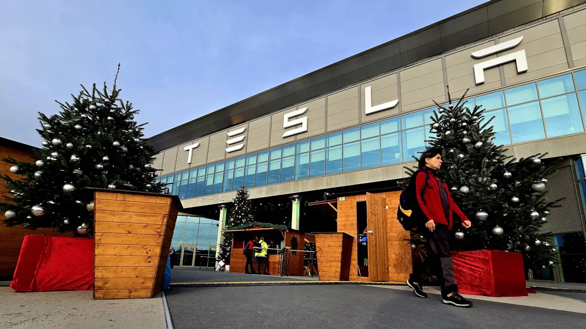 Tesla Weihnachtsmarkt an der Giga factory in Grünheide