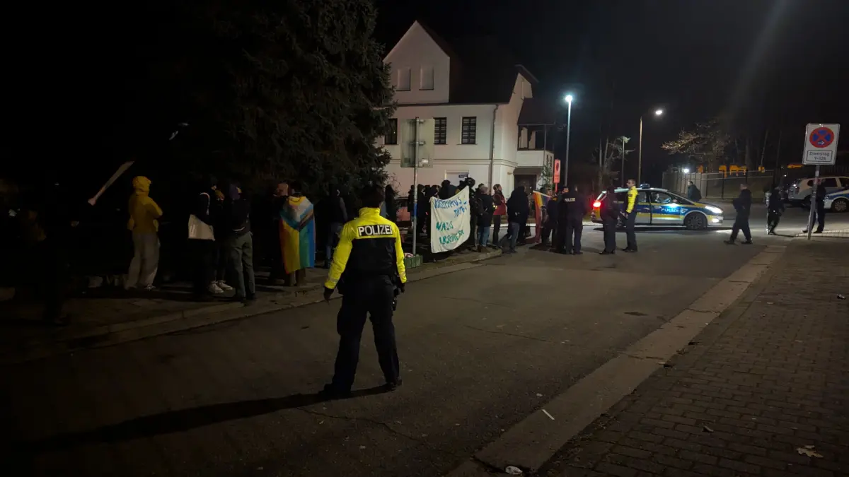 Eine Polizistin sichert die Kundgebung des Bündnisses "Bad Freienwalde ist bunt". Zwischendurch kommt es zu einer handfesten Auseinandersetzung zwischen Beamten und Demonstranten.