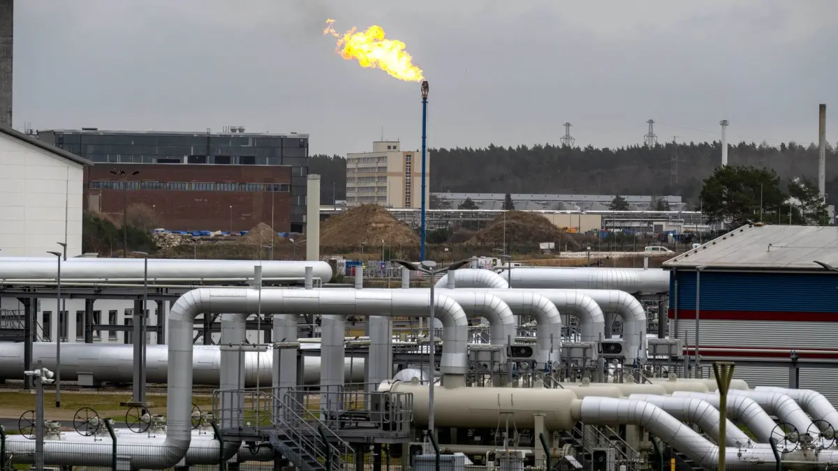 Abschluss der Befüllung der ersten Wasserstoff-Pipeline: 11.12.2025, Mecklenburg-Vorpommern, Lubmin: Ein Gemisch aus Erdgas und Wasserstoff brennt ab beim Abschluss der Befüllung der ersten Wasserstoff-Pipeline. Der Leitungsbetreiber Gascade nutzt dafür einen Leitungsstrang der ehemalige Opal-Leitung. Die Pipeline soll künftig „Hyos" heißen. Foto: Stefan Sauer/dpa +++ dpa-Bildfunk +++