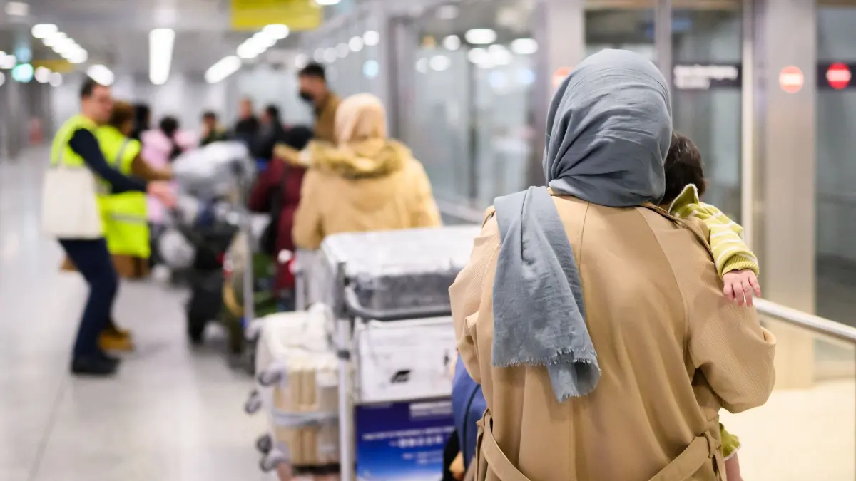 Ankunft von Afghanen mit Aufnahmezusage: ARCHIV - 20.11.2025, Niedersachsen, Hannover: Afghaninnen und Afghanen aus den Bundesaufnahmeprogrammen stehen im Flughafen Hannover. Zum sechsten Mal seit dem Regierungswechsel sind in der pakistanischen Hauptstadt Islamabad Afghanen mit Aufnahmezusage Richtung Deutschland geflogen (zu dpa: «Menschenrechtsbeauftragter kritisiert Absage an Afghanen») Foto: Julian Stratenschulte/dpa +++ dpa-Bildfunk +++