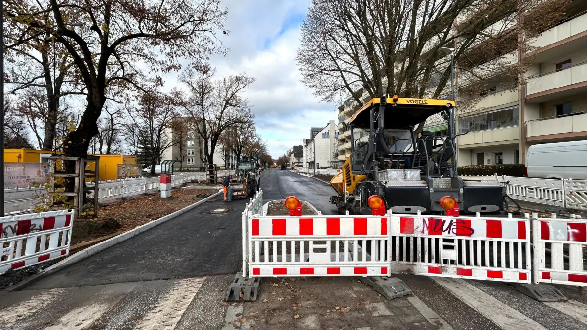 Baustelle mit Sperrung in der Friedrichstraße in Erkner: Der erste Bauabschnitt wird nun doch nicht freigegeben. Die Freigabe verschiebt sich noch einmal beträchtlich.