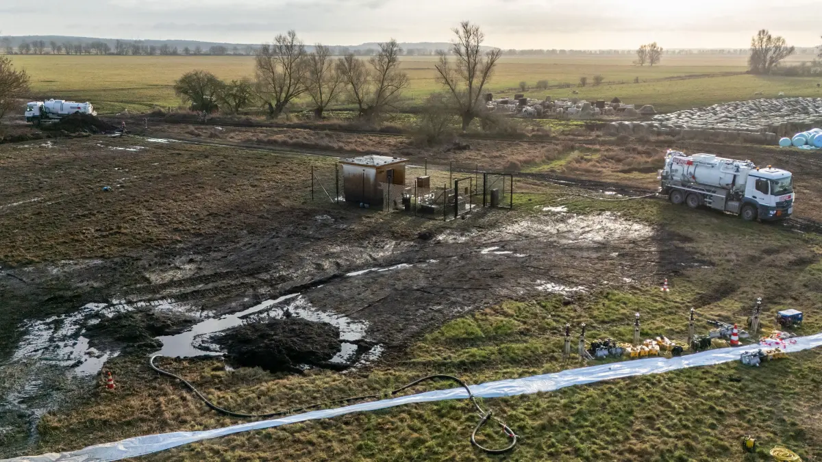 Havarie bei Schwedt: Bei Arbeiten an einer Erdöl-Pipeline aus Rostock, die zur PCK-Erdölraffinerie in Schwedt gehört, war es am Mittwochnachmitag zur Havarie gekommen. Am nächsten Morgen iszt das Leck an der Schieberstation geschlossen, Aufräumarbeiten laufen auf dem Feld in Gramzow, wo in der Nacht mehrere Hunderttausend Liter Erdöl iaus dem havarierten Schieber schoss.