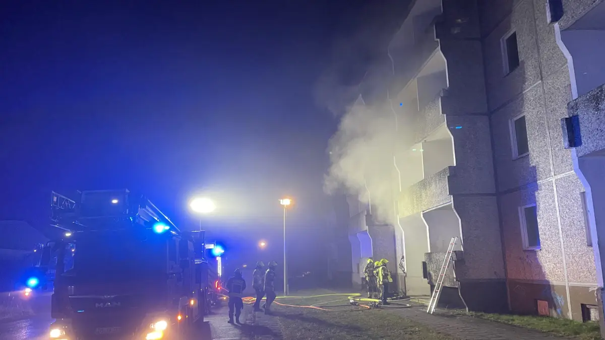 Ein Großaufgebot an Feuerwehr und Rettungskräften war in der Goethestraße im Eisenhüttenstädter Ortsteil Fürstenberg im Einsatz. Für die Kameraden war es der fünfte Einsatz an diesem Tag.