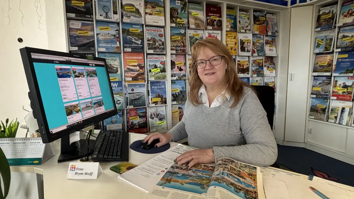 Beratung mit Katalog und Internet-Angeboten für die Kunden: Katrin Brym-Wolff an ihrem Schreibtisch im Reisebüro Wolff in Bad Saarow. Seit 30 Jahren hat die selbstständige Reiseverkehrskauffrau ihr Geschäft im Kurort in zentraler Lage am Scharmützelsee.