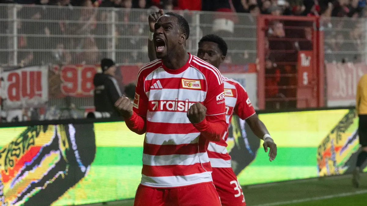 1.BL 1. FC Union - RB Leipzig 2025/26: Fußball, Herren, Saison 2025/2026, 1. Bundesliga (14. Spieltag), 1. FC Union Berlin - RB Leipzig, v. l. Ilyas Ansah (1. FC Union), Derrick Köhn (1. FC Union Berlin), Jubel nach Tor zum 2:1, 12.12.2025, Foto: Matthias Koch