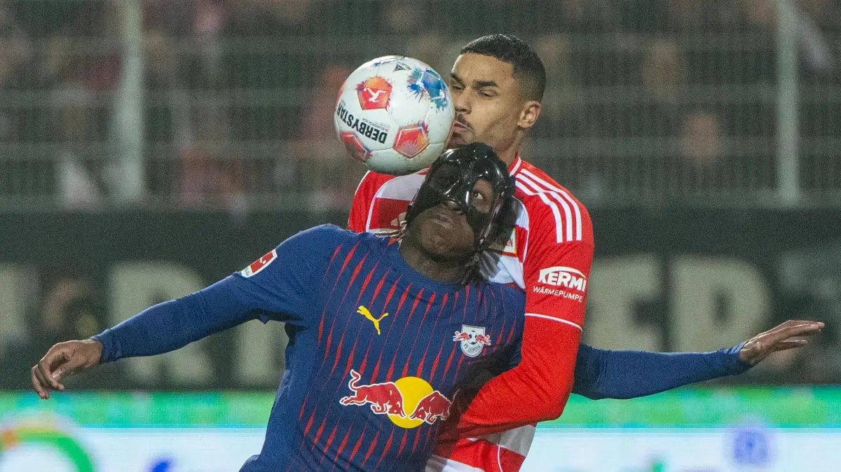 1.BL 1. FC Union - RB Leipzig 2025/26: Fußball, Herren, Saison 2025/2026, 1. Bundesliga (14. Spieltag), 1. FC Union Berlin - RB Leipzig, v. l. Yan Diomande (RB Leipzig), Danilho Doekhi (1. FC Union), 12.12.2025, Foto: Matthias Koch