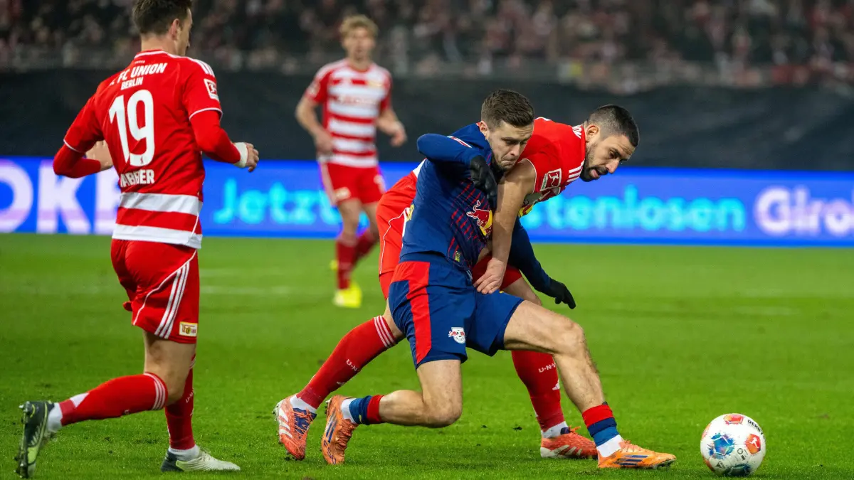 1.BL 1. FC Union - RB Leipzig 2025/26: Fußball, Herren, Saison 2025/2026, 1. Bundesliga (14. Spieltag), 1. FC Union Berlin - RB Leipzig, Janik Haberer (1. FC Union Berlin), Christoph Baumgartner (RB Leipzig), Rani Khedira (1. FC Union Berlin), 12.12.2025, Foto: Matthias Koch