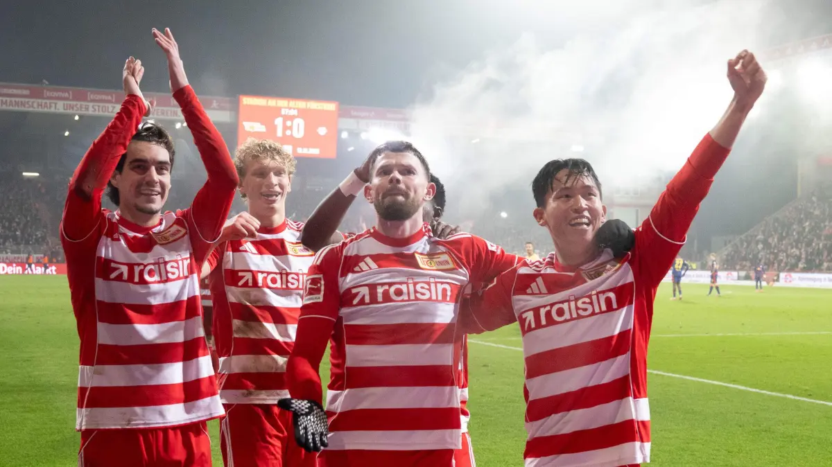 1.BL 1. FC Union - RB Leipzig 2025/26: Fußball, Herren, Saison 2025/2026, 1. Bundesliga (14. Spieltag), 1. FC Union Berlin - RB Leipzig, v. l., Diogo Leite (1. FC Union Berlin), Leopold Querfeld (1. FC Union Berlin), Oliver Burke (1. FC Union Berlin), Woo-Yeong Jeong (Wooyeong, 1. FC Union Berlin), Jubel nach Tor zum 1:0, 12.12.2025, Foto: Matthias Koch