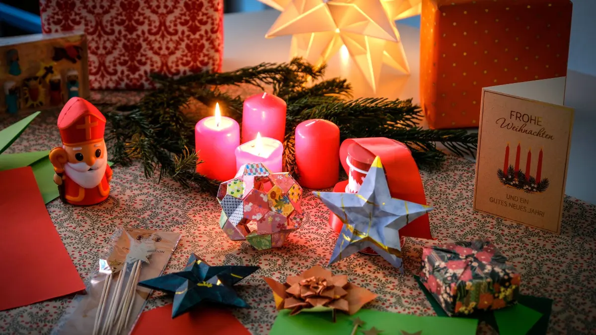 Wie Basteln zur schoenen Bescherung wird: Mit etwas Farbe, Kleber, Schere und Papier lassen sich in der Vorweihnachtszeit einfache kleine Kunstwerke zaubern, die einem selbst und anderen Freude bereiten (Foto vom 11.12.2025). Kreatives Gestalten fordert uns heraus, richtet unseren Blick auf Dinge, die wir aus eigener Kraft meistern und staerkt den Glauben in unsere Faehigkeiten. Kurzum: Es dient der Selbstwirksamkeit. Kuenstlerische Taetigkeiten wirken sich ausserdem positiv auf die Gesundheit beziehungsweise auf Heilungsprozesse aus: Die Weltgesundheitsorganisation (WHO) hat Ende 2019 eine Studie zum Einfluss kreativer Beschaeftigung auf Koerper und Psyche veroeffentlicht. Danach kann kuenstlerische Taetigkeit zur Verringerung der Nebenwirkungen einer Krebsbehandlung beitragen. Die Forschenden fanden ausserdem heraus, dass Basteln bei kranken Kindern, aber auch deren Eltern Aengste, Schmerzen und Blutdruck verringern kann. (Siehe epd-Bericht vom 12.12.2025)