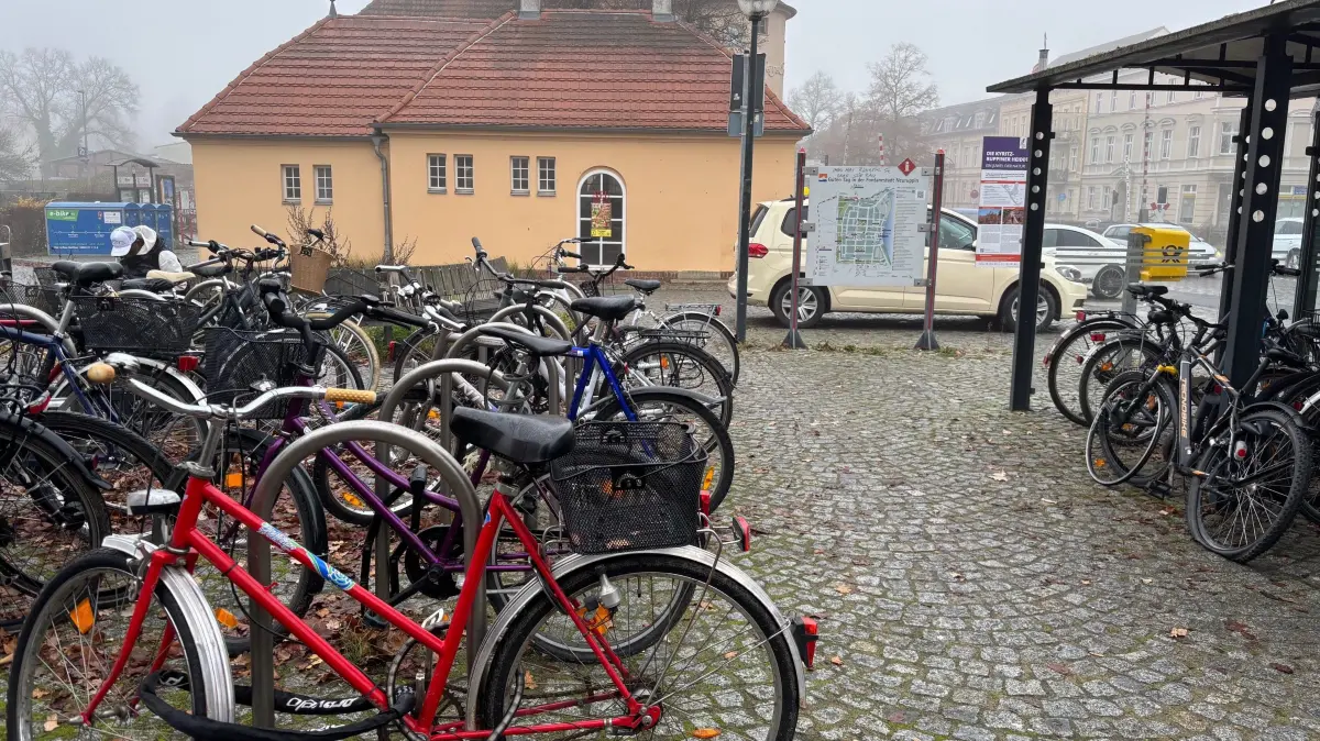 Wenig einladend und bald Geschichte: der Bahnhofsvorplatz Rheinsberger Tor in Neuruppin. Jetzt gab es Millionen vom Land. Der Umbau kann beginnen. Das ist geplant.