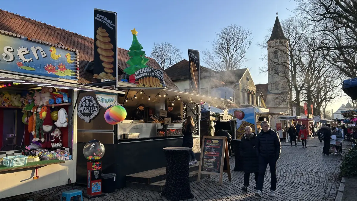Schöne Stimmung herrscht schon am Freitagnachmittag auf dem Weihnachtsmarkt von Königs Wusterhausen auf dem Kirchplatz.