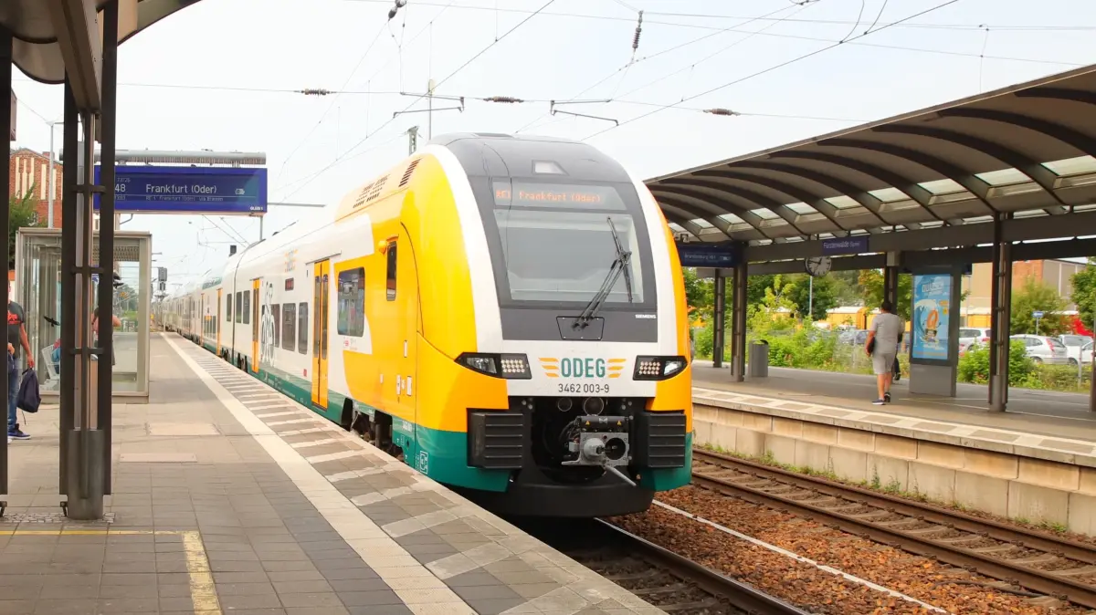 Ein Zug der Linie RE1 bei der Einfahrt in den Bahnhof Fürstenwalde. Am Freitag, 12. Dezember, kommt es zwischen Erkner und Frankfurt (Oder) zu massiven Einschränkungen.