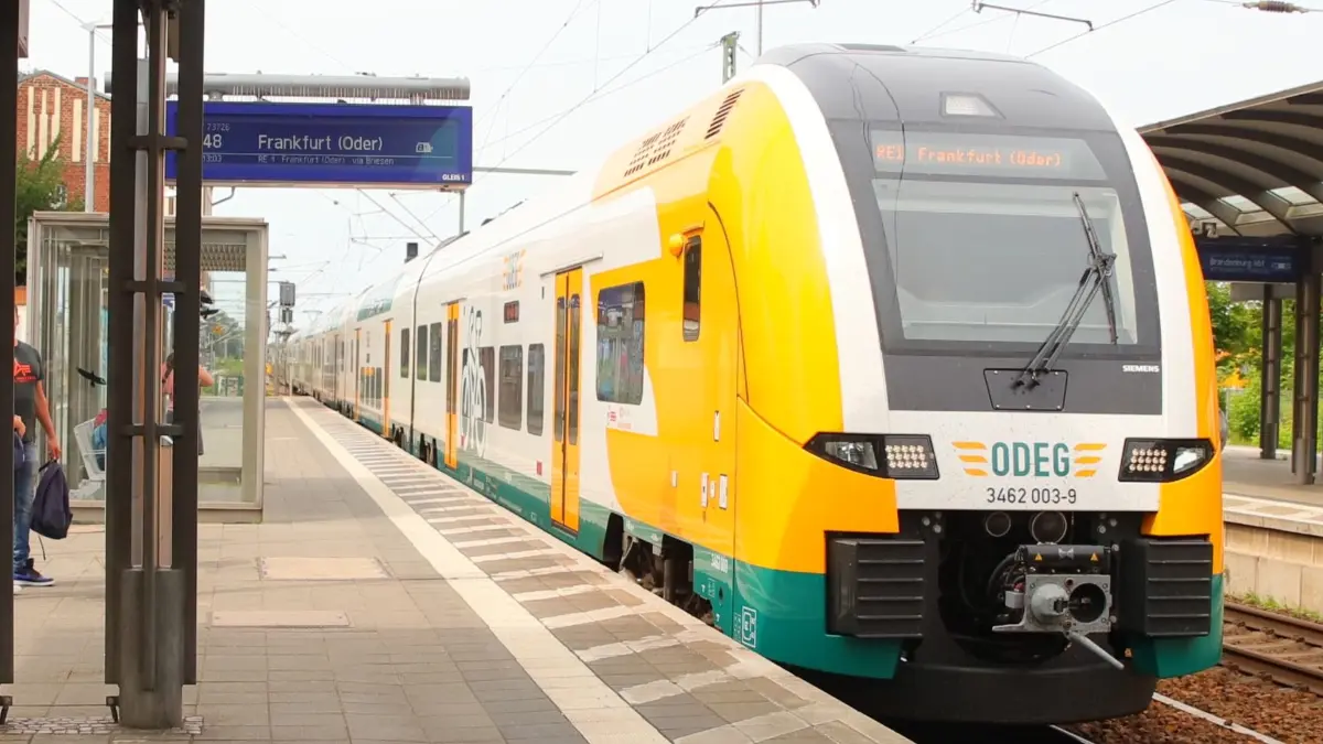 Ein Zug der Linie RE1 bei der Einfahrt in den Bahnhof Fürstenwalde. Am Freitag, 12. Dezember, kommt es zwischen Erkner und Frankfurt (Oder) zu massiven Einschränkungen.