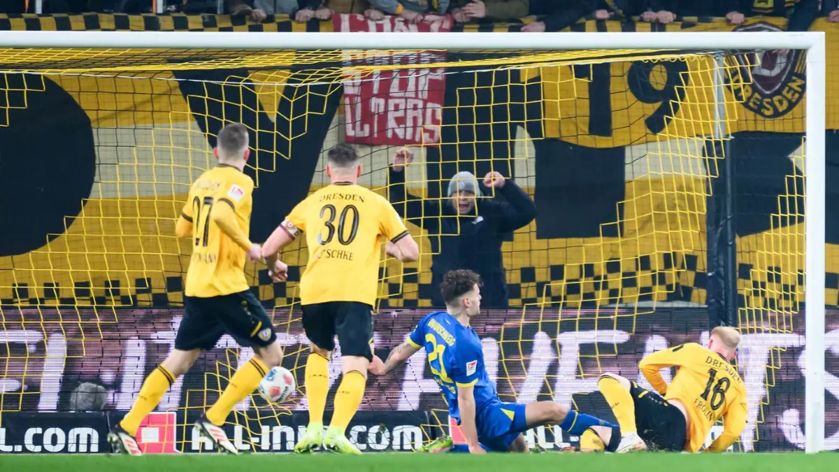 SG Dynamo Dresden - Eintracht Braunschweig: 12.12.2025, Sachsen, Dresden: Fußball: 2. Bundesliga, SG Dynamo Dresden - Eintracht Braunschweig, 16. Spieltag, Rudolf-Harbig-Stadion, Nils Fröling (Dynamo Dresden, 2.v.r.) erzielt das Tor zum 2:2. Foto: Robert Michael/dpa - WICHTIGER HINWEIS: Gemäß den Vorgaben der DFL Deutsche Fußball Liga bzw. des DFB Deutscher Fußball-Bund ist es untersagt, in dem Stadion und/oder vom Spiel angefertigte Fotoaufnahmen in Form von Sequenzbildern und/oder videoähnlichen Fotostrecken zu verwerten bzw. verwerten zu lassen. +++ dpa-Bildfunk +++