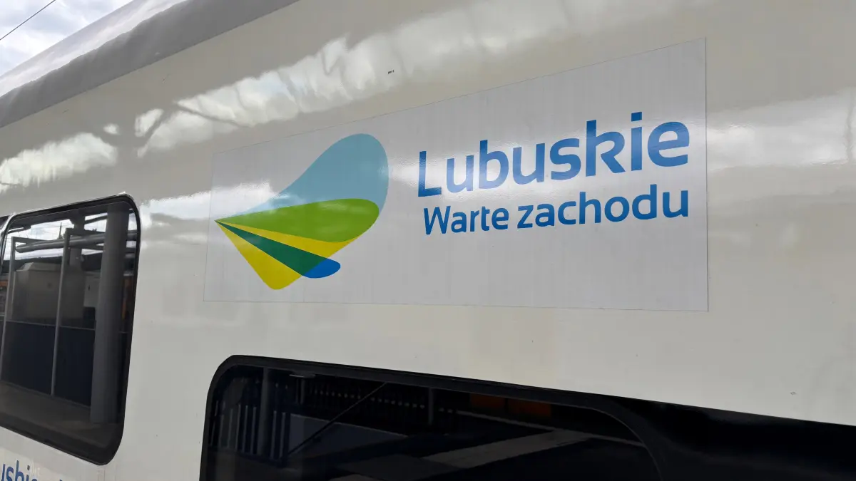 Regionalzug mit dem Logo der Wojewodschaft Lubuskie. Im Westen Polens mit dem Zug unterwegs sein, ist nicht immer einfach. Nicht nur Zugausfälle, sondern auch dünne Taktungen und schlecht abgestimmte Fahrpläne sind ein Problem.