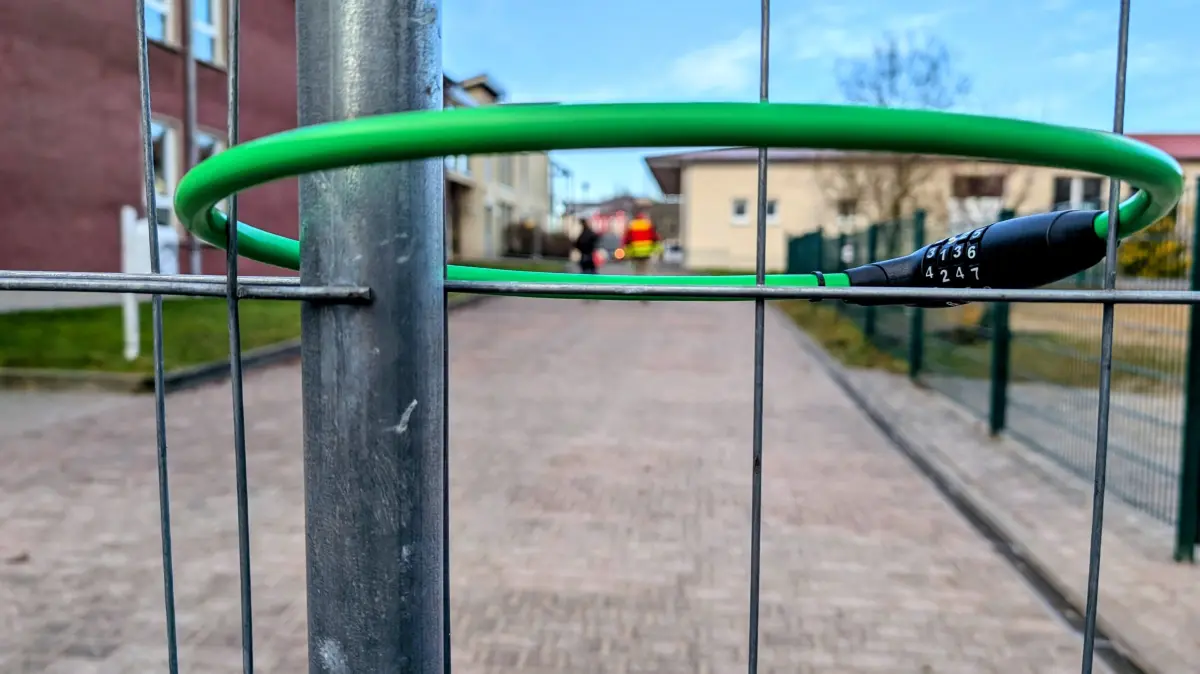 Mit Zahlenschloss und Bauzaun wurde jetzt ein Teil des Schulgeländes der Lenné-Schule in Hoppegarten abgesperrt.