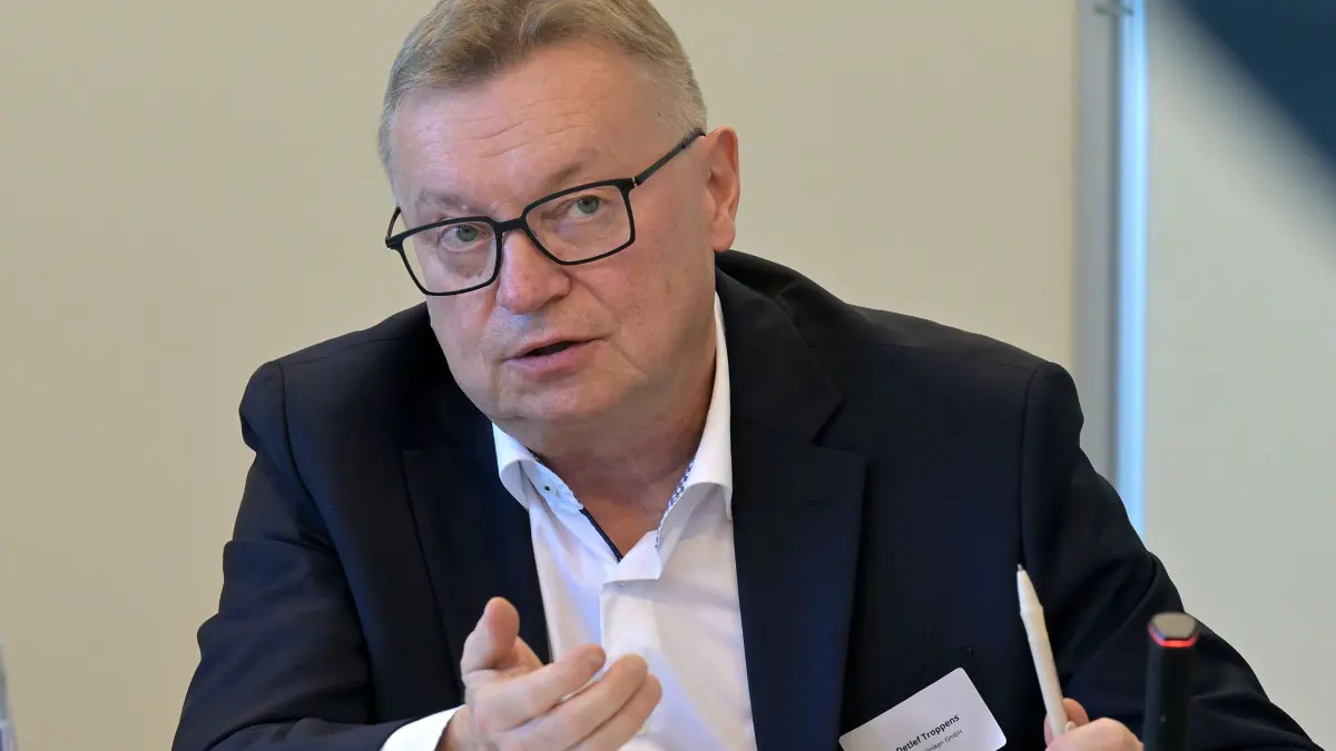 Krankenhauskonferenz der Landesregierung Brandenburg: 12.12.2025, Brandenburg, Potsdam: Detlef Troppens, Vorsitzender der Landeskrankenhausgesellschaft Brandenburg (LKB), äußert sich auf einer Pressekonferenz zu den Ergebnissen der vierten Krankenhauskonferenz Brandenburg. Thema der Konferenz ist vor allem die Umsetzung der Krankenhausreform des Bundes und die Auswirkungen auf die Krankenhäuser in Brandenburg. Foto: Michael Bahlo/dpa +++ dpa-Bildfunk +++