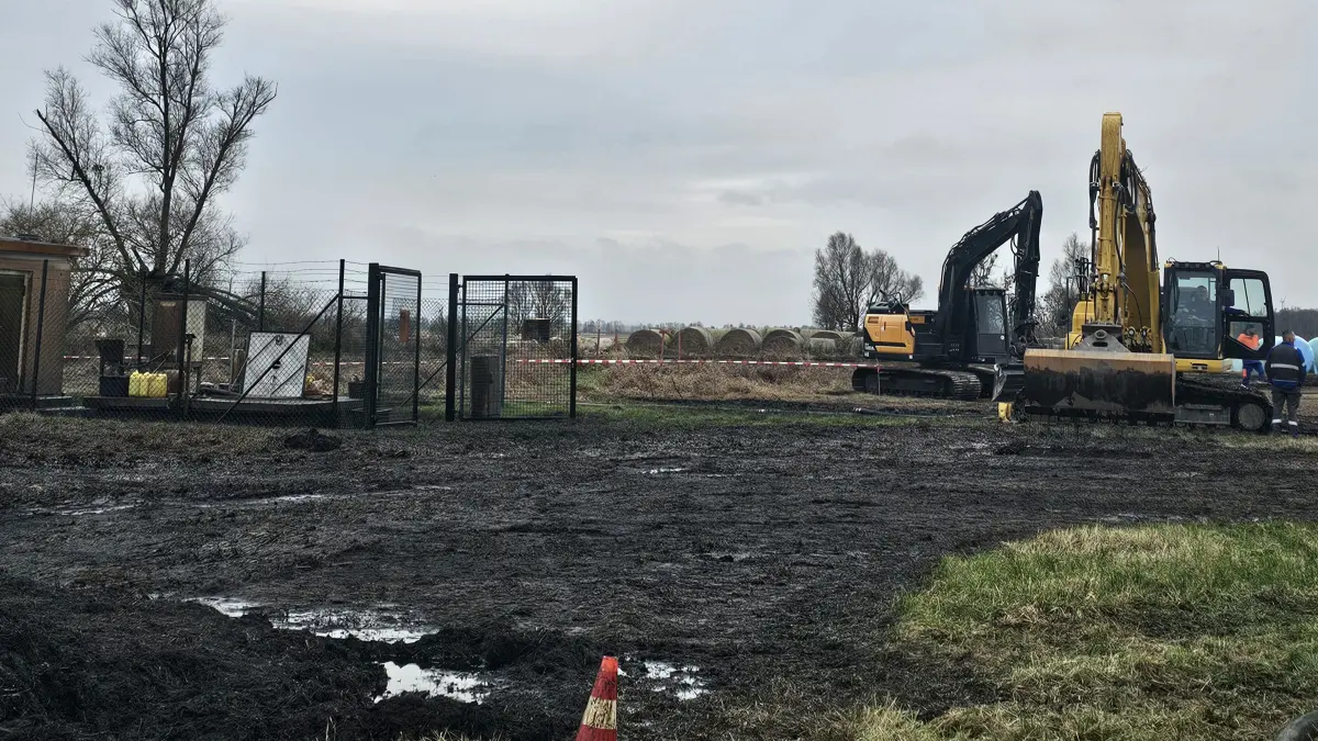 Ein Bagger trägt am 11.12. bei Gramzow mit Erdöl durchdrungenes Erdreich ab. Zuvor war es in einer Schieberstation zu einer Havarie gekommen.