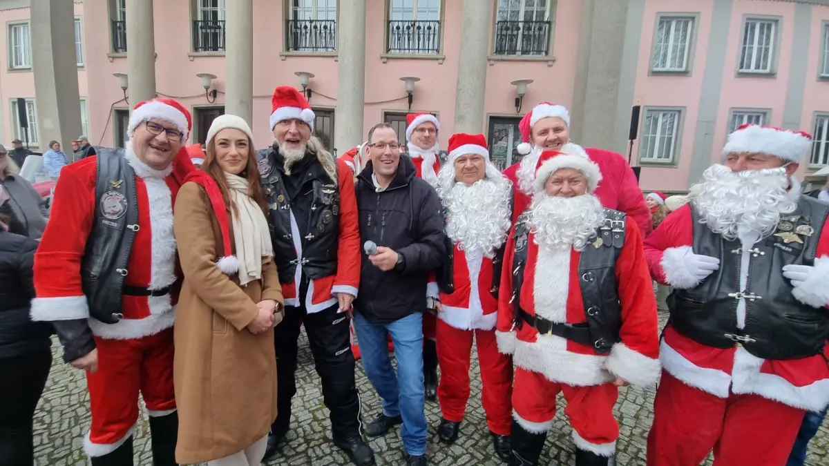 Besuch aus der Partnerstadt: Schon traditionell kommen die Weihnachtsmänner auf Motorrädern aus Küstrin/Kostrzyn an. Dort kam es zu herzlichen Begegnungen am Kulturhaus.