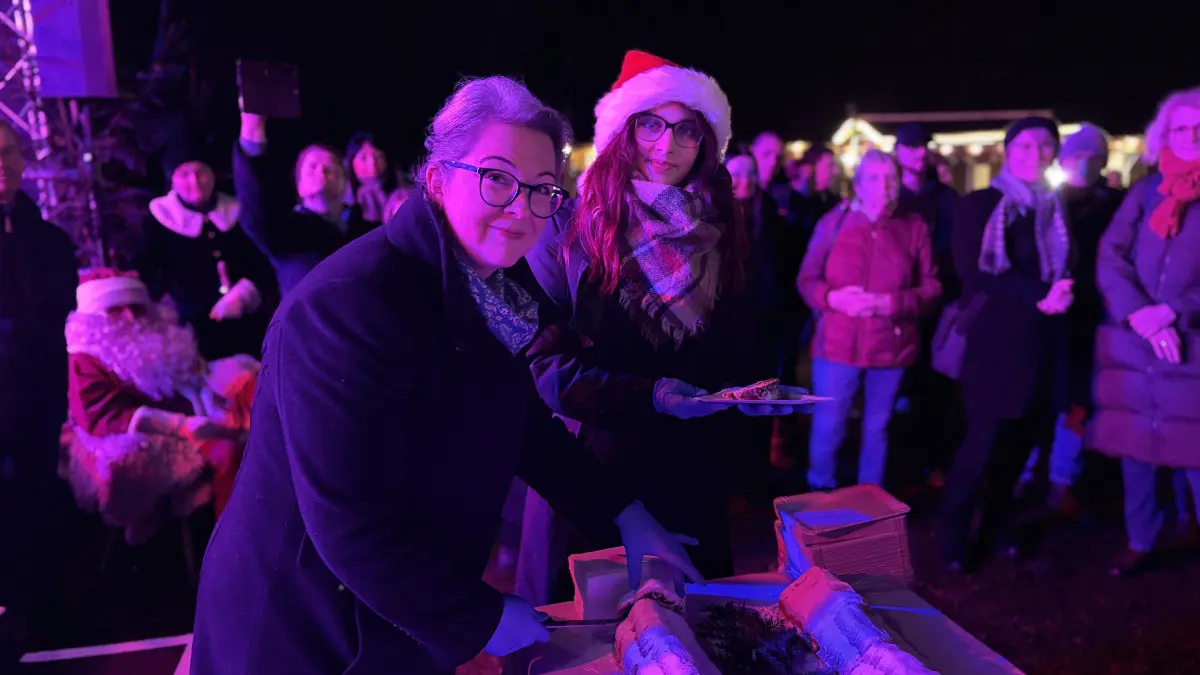 Mohnstolle angeschnitten: Souverän meisterten die künftige Bürgermeisterin Ulrike Heidemann und Marielle Müller, Chefin des Rosencafes in Bad Freienwalde, den symbolischen Anschnitt der Stolle. Sie verteilten das Gebäck kostenlos an die Besucher.