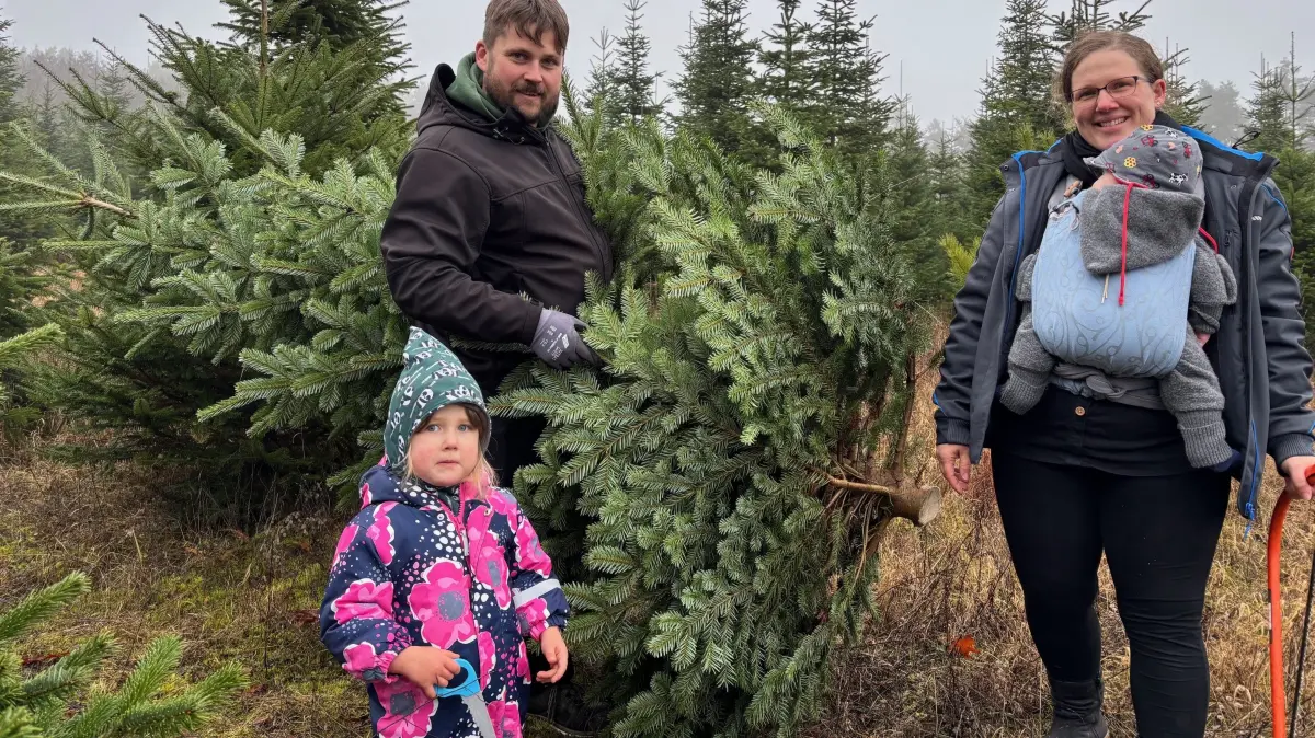 Weihnachtsbaumschlagen der Stiftung Stift Neuzelle am Treppelpflaster 2025: Carina König, ihr Mann Michael, Junia und Carlos aus Groß Muckrow