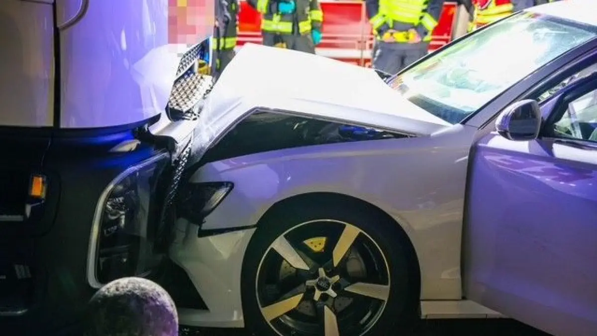 Ein Mann fährt in Velten am Heidering gegen einen Lkw. Er wird schwer verletzt.