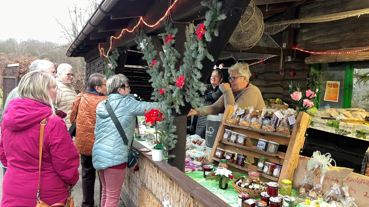 Gut besucht: Seit über 20 Jahren beteiligt sich das Team der Fischerei Engel am Weihntsmarkt im Fort. 2025 waren Gabi Fetting und Franziska Kersten zu letzten Mal dabei.