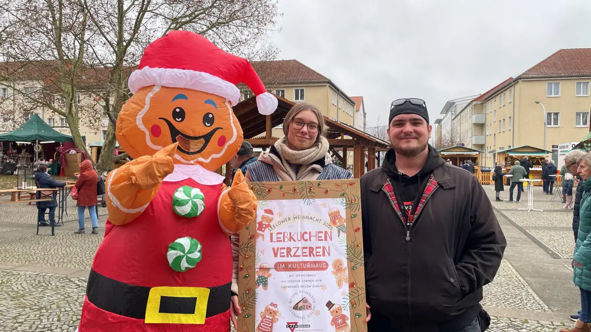 Das CVJM sorgte für Stimmung: Yannik März (v.r.) Letizia Arndt und Leona Halw hatten ihren Spaß auf dem Seelower Weihnachtsmarkt.