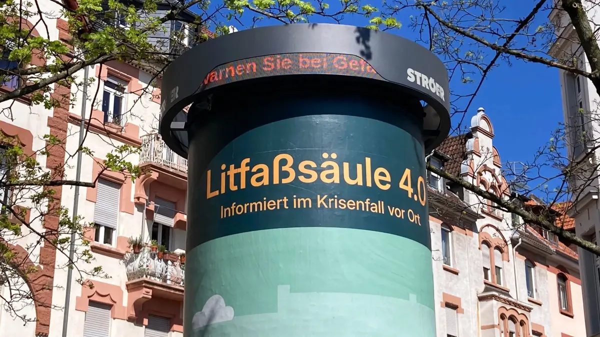 „Litfaßsäule 4.0“ soll Menschen im Ernstfall waren: ARCHIV - 03.04.2025, Hessen, Darmstadt: Blick auf den Prototyp der «Litfaßsäule 4.0». Wissenschaftler der TU Darmstadt und das Unternehmen Ströer haben die «Litfaßsäule 4.0» vorgestellt. Dabei handelt es sich den Angaben zufolge um eine autarke Notfallkommunikationslösung mit digitalem Display, Photovoltaik und Brennstoffzelle. Die Säule soll die Bevölkerung bei einem langen Stromausfall informieren. (zu dpa: «Litfaßsäule 4.0 zur Notfallkommunikation soll weitergehen») Foto: Oliver Pietschmann/dpa +++ dpa-Bildfunk +++