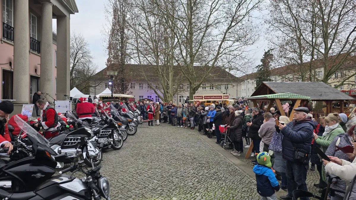 Besuch aus Küstrin-Kostrzyn: Weihnachtsmänner auf Motorrädern und ein Chor waren aus der Partnerstadt nach Seelow gekommen.