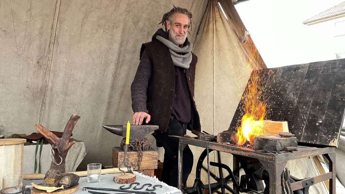 Der Mallnower Schmiede lässt die Funken sprühen. Als Marktschmied hatte sich Magnus Eisenschild am Sonnabend in Seelow betätigt. Der gelernte Gärtner und Schauspieler formte das glühende Eisen und verwickelte dabei die Besucher in nachdenkliche Gespräche.
