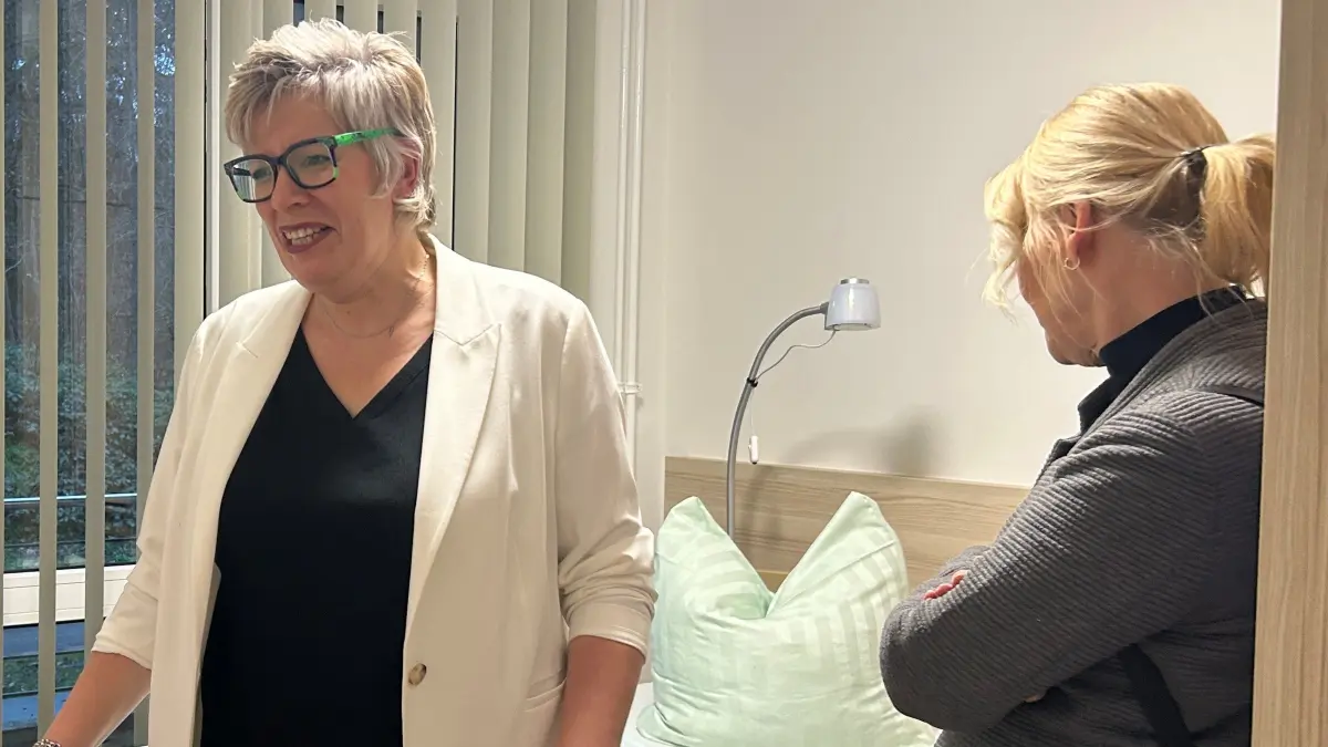 Christin Walsh, Geschäftsführerin der Reha-Klinik am Wolletzsee, (Mitte) führt durch das frisch sanierte Fachkrankenhaus. Welche Vorteile die neuen Räume für Patienten und Personal gleichermaßen bieten.